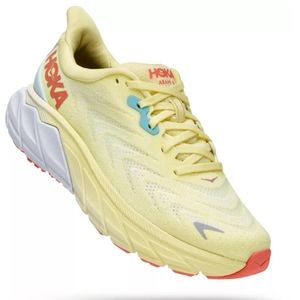 Hoka Arahi 6 in yellow
